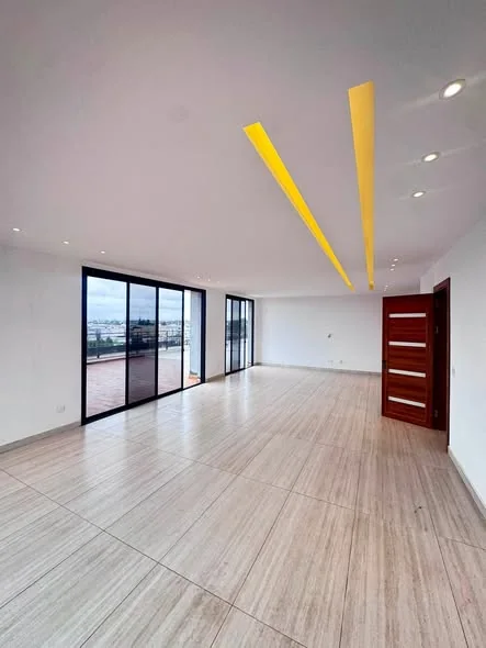 Séjour avec baies vitrées d’un appartement EGTI à la Riviera M’Badon.